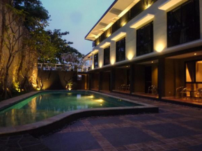 Отель White Rock Lodge  South Kuta